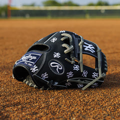 New York Yankees Heart of the Hide 11.75-Inch Infield Glove