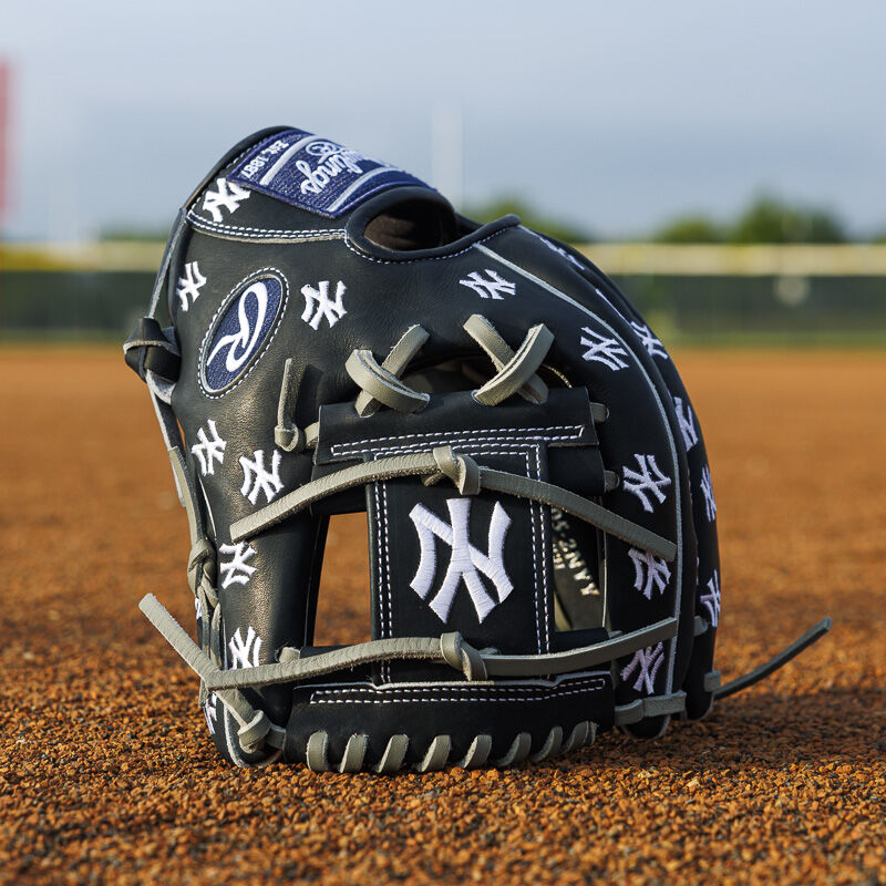 New York Yankees Heart of the Hide 11.75-Inch Infield Glove