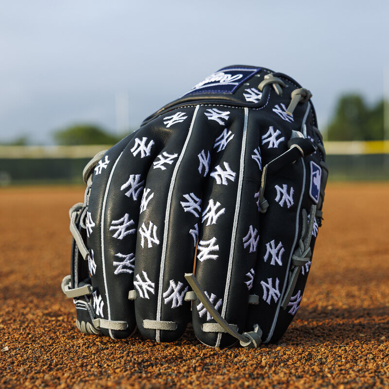 New York Yankees Heart of the Hide 11.75-Inch Infield Glove