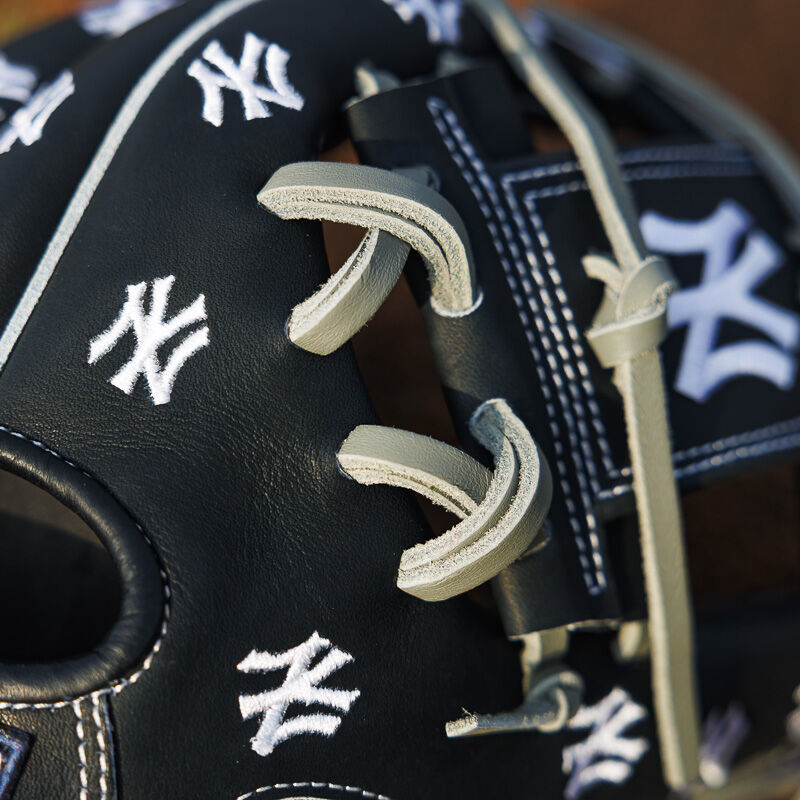 New York Yankees Heart of the Hide 11.75-Inch Infield Glove