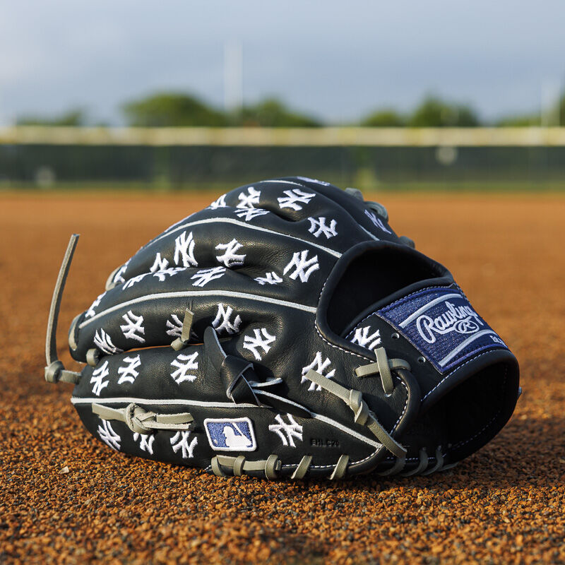 New York Yankees Heart of the Hide 11.75-Inch Infield Glove
