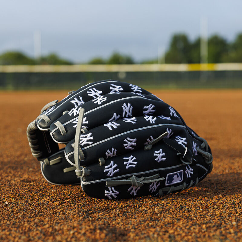 New York Yankees Heart of the Hide 11.75-Inch Infield Glove