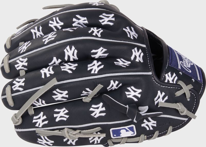 New York Yankees Heart of the Hide 11.75-Inch Infield Glove